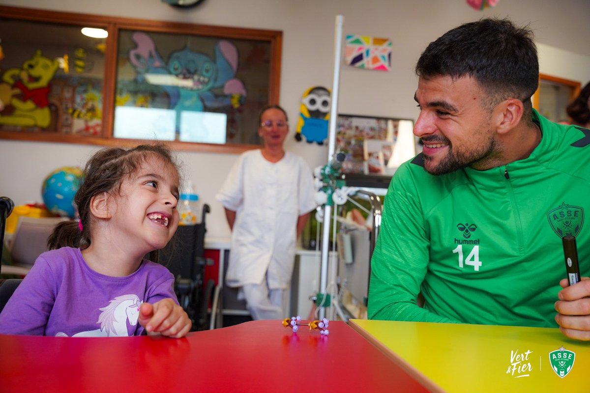 ASSECoeurVert's tweet image. 💚 Rires, jeux et moments de partage ont illuminé l'après-midi des enfants du MPR Pédiatrique du @ChuSaintEtienne, grâce à la visite de Louis Mouton et Yvann Maçon 🥰