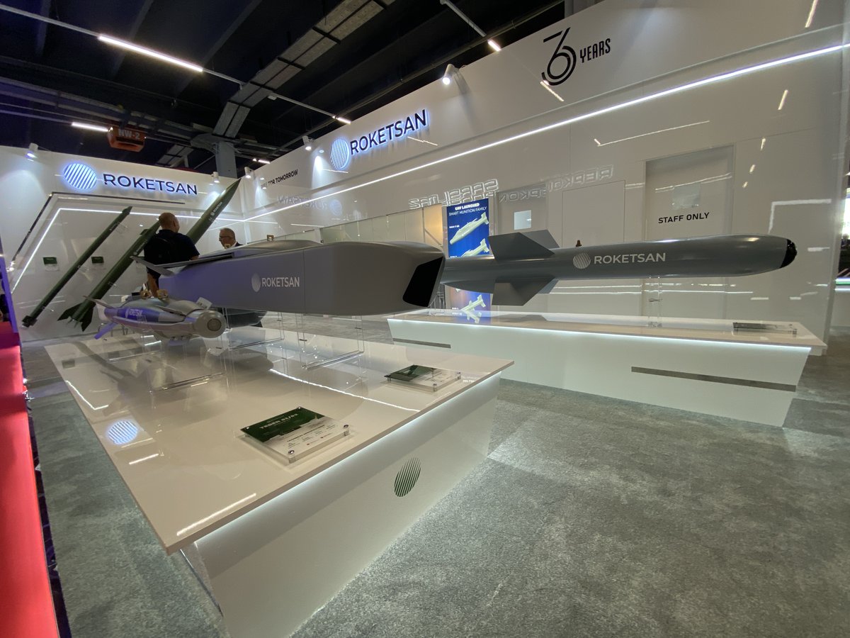 TurkishCentury's tweet photo. 🚀 Turkish weapons powerhouse @roketsan rocked the show at #MSPO2024 in #Poland displaying a wide range of sophistical guided munitions including #antitank missiles #KARAOK & #UMTAS, stand-off/cruise missiles #SOM & #CAKIR, guided #TRLG series of SRBMs, #SUNGUR MANPAD/#antiaircraft missiles, #MAM-X series of precision-strike #drone munitions, as well as #TEBER guidance kits that turns simple gravity bombs into weapons of surgical precision. Learn more at https://t.co/Gk1vPUCZGT #ROKETSAN 🇹🇷🇵🇱