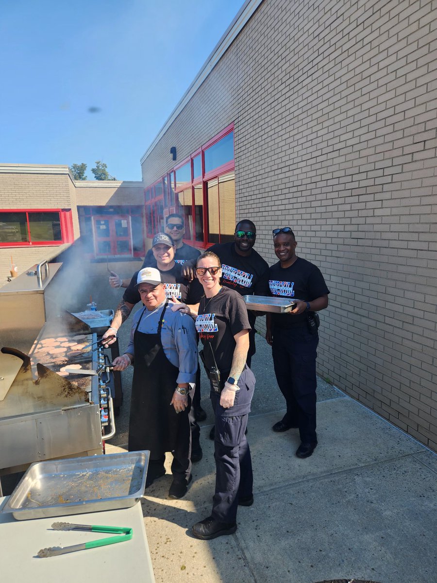 peekskillpolice's tweet image. The Peekskill High School annual Back to School BBQ is one of our favorite events of the year! It was another great success meeting and greeting this year&apos;s freshman and sophomore students. We wish everyone a safe, success filled academic year ahead!