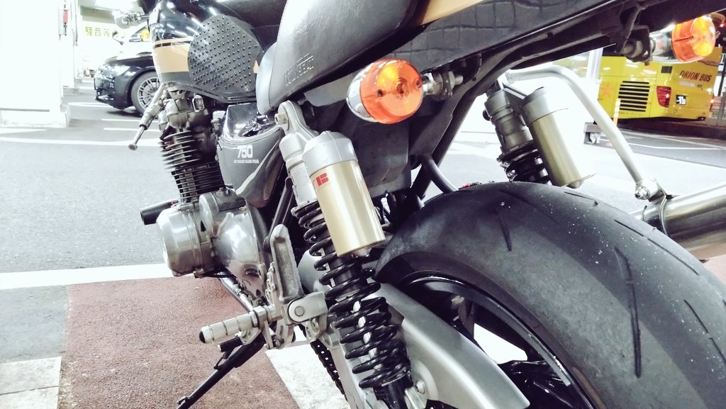 ドン！とはイカナイケド…
空冷750ナメんな(ー_ー)