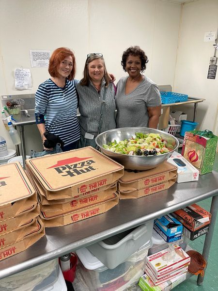 TheServantCtr's tweet photo. Welcoming any and all to provide for the need of assistance in preparing and serving meals to our veterans-in-need at Servant House. We truly welcome individuals and groups to prep and serve meals. Please contact The Servant Center ASAP. Thank you! https://t.co/OtqvFJFoQi