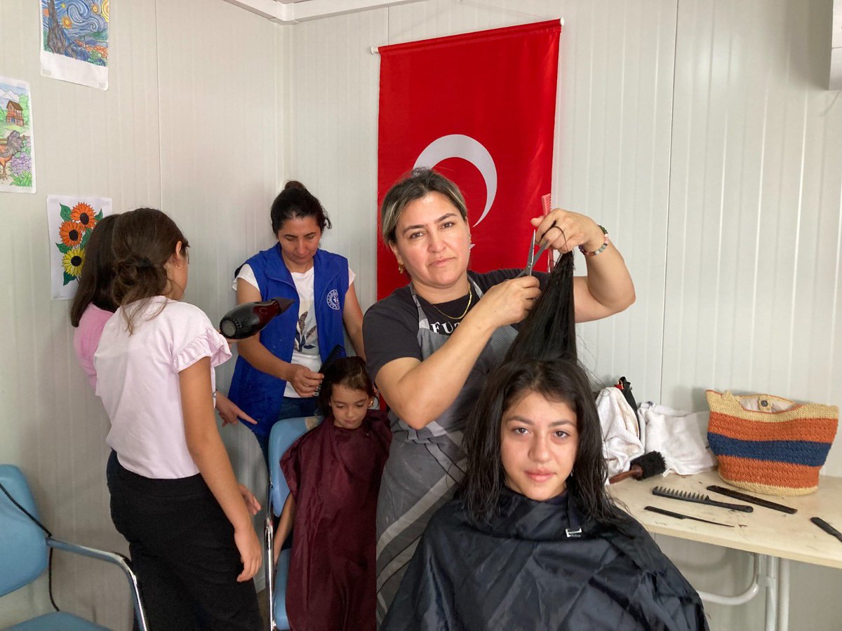 GSB_KadirliGM's tweet photo. Asrın felaketinden etkilenen gençlerimizin moral ve motivasyonunu artırmak için okullar açılmadan önce gönüllü gençlerimizle bir araya gelerek saç kesimi etkinliği gerçekleştirdik. Dayanışmanın ve birlikte olmanın gücüyle, her zaman yanlarında olduğumuzu hissettirmek istedik. https://t.co/BkdnN7ICf0