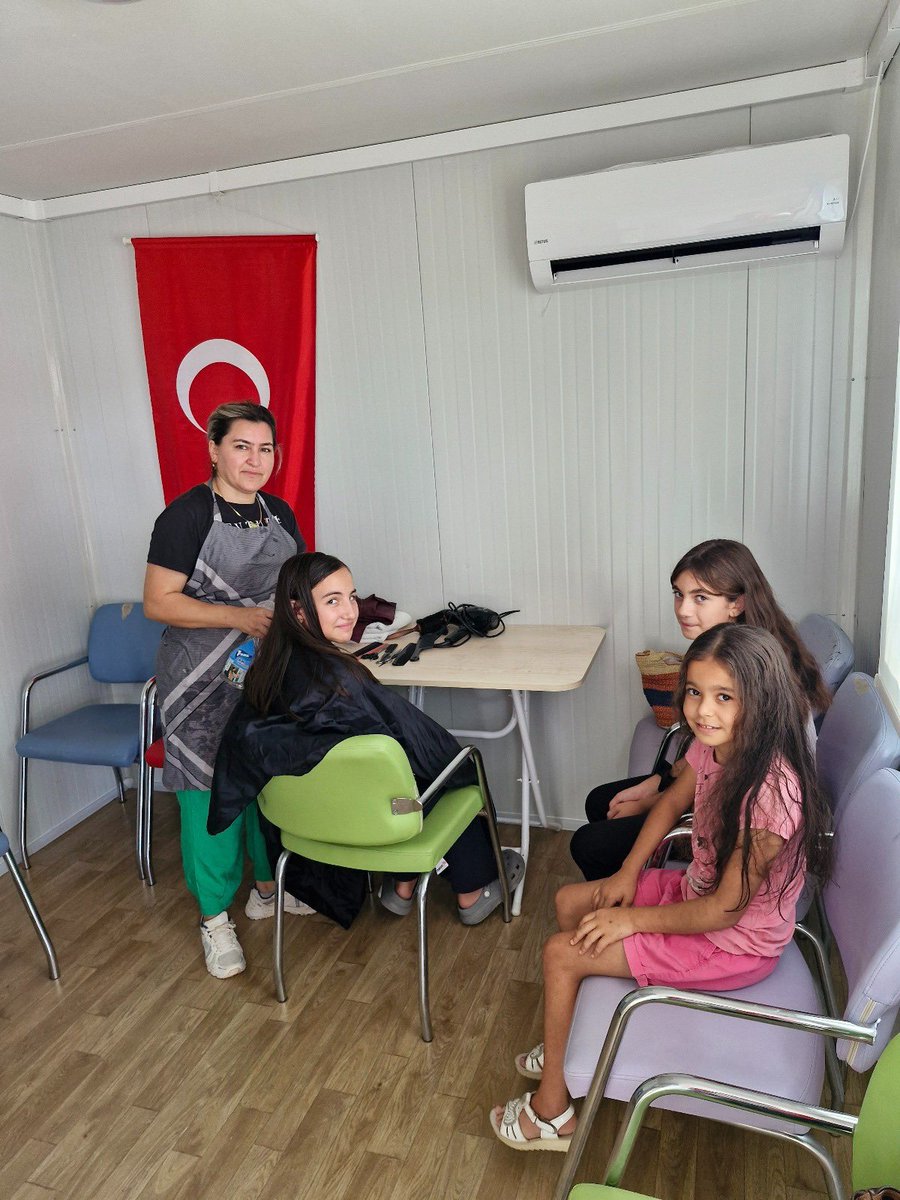 GSB_KadirliGM's tweet photo. Asrın felaketinden etkilenen gençlerimizin moral ve motivasyonunu artırmak için okullar açılmadan önce gönüllü gençlerimizle bir araya gelerek saç kesimi etkinliği gerçekleştirdik. Dayanışmanın ve birlikte olmanın gücüyle, her zaman yanlarında olduğumuzu hissettirmek istedik. https://t.co/BkdnN7ICf0