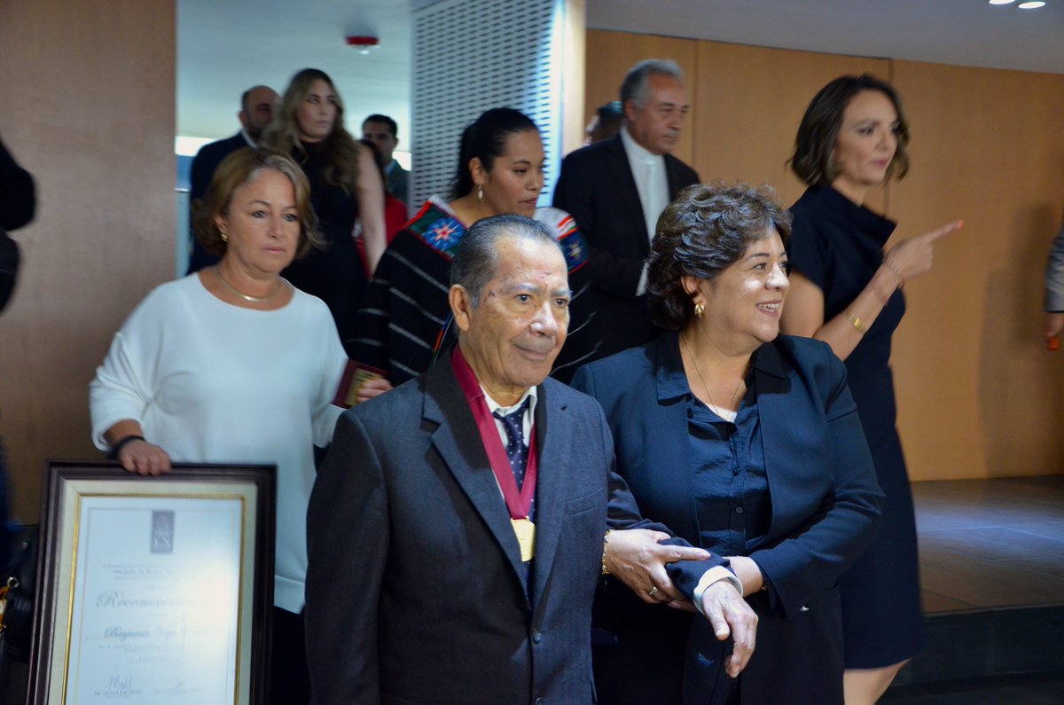 ¡Entrega de la Medalla de Honor Junípero Serra al Presbítero Benjamín Vega Robles! 🎖️
Gracias por su  incansable dedicación a la educación y formación de jóvenes a través de la música, y por dejar una huella profunda en nuestra comunidad.