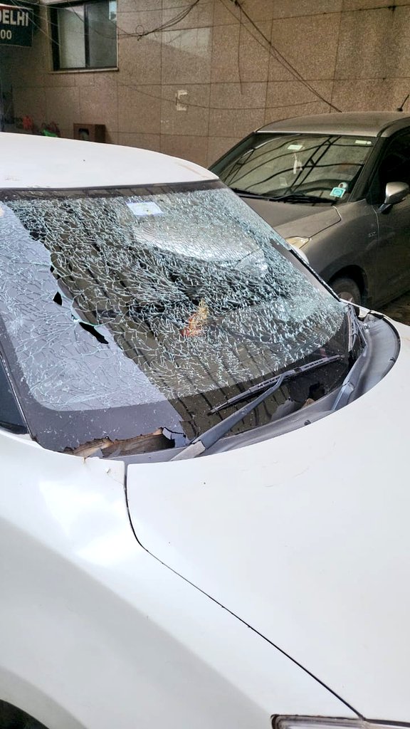 DeepikaBhardwaj's tweet image. 🆘 DELHI : Family of a man has been brutally attacked by his wife and her family inside Saket Court premises. Elderly mother of man slapped &amp;amp; assaulted by wife&apos;s brother. About 50 goons brought by wife attacked but IO isn&apos;t willing to even lodge an FIR 

WHAT IS THE SAFETY OF…