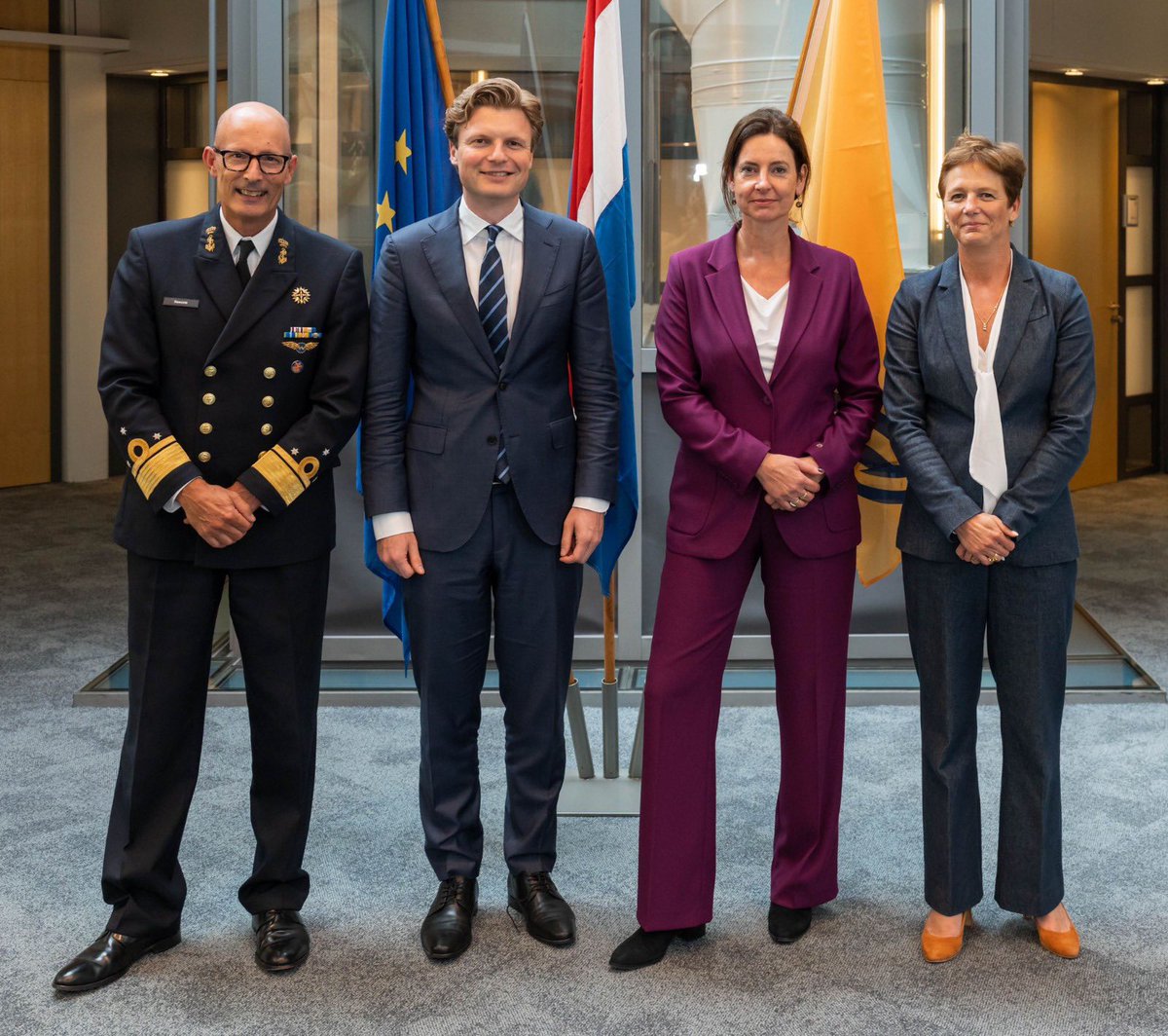 Bij de AIVD en MIVD werken de beste specialisten om ons te beschermen tegen (digitale) dreigingen.

De Joint Sigint Cyber Unit werkt wereldwijd op het hoogste niveau om data te verzamelen en analyseren.

Zeer indrukwekkend om tijdens ons bezoek mee te kijken met dit (hack-)werk!