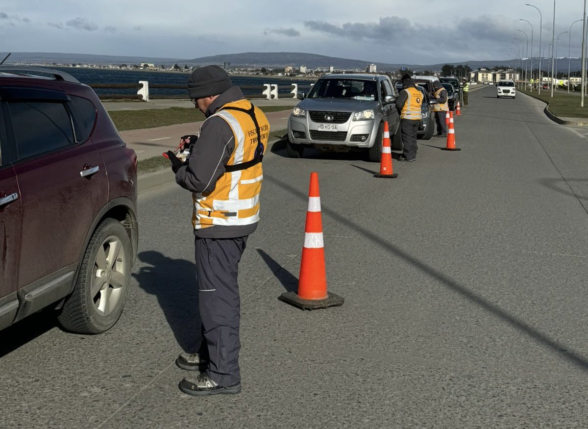 MTTMagallanes's tweet photo. Al mediodía de hoy personal de @Fisca_MTT Magallanes en conjunto con Carabineros realizaron 94 controles vehiculares cursando 13 infracciones y efectuando 9 retiros. 
#UnidosPorUn18Seguro 
#NoMásMuertesEnElTránsito https://t.co/B6kqFbdAxU
