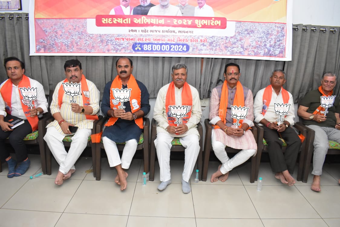MansinghP_BJP's tweet photo. દેશભર માં ચાલી રહેલું સદસ્યતા અભિયાન અંતર્ગત ભાજપના કર્મઠ કાર્યકર્તાઓ ની બેઠક મારી સાથે સૌરાષ્ટ્ર ઝોનના સંયોજક શ્રી,કમલેશભાઈ મીરાણી ની ઉપસ્થિતિમાં ભાવનગર મહાનગર નો સદસ્યતા અભિયાન નો લોન્ચિંગ કાર્યક્રમ ભાવનગર ખાતે યોજાય જેમાં ઉપસ્થિત રહી સદસ્યતા અભિયાન નું માર્ગદર્શન આપ્યું https://t.co/xDsYzCPqNC