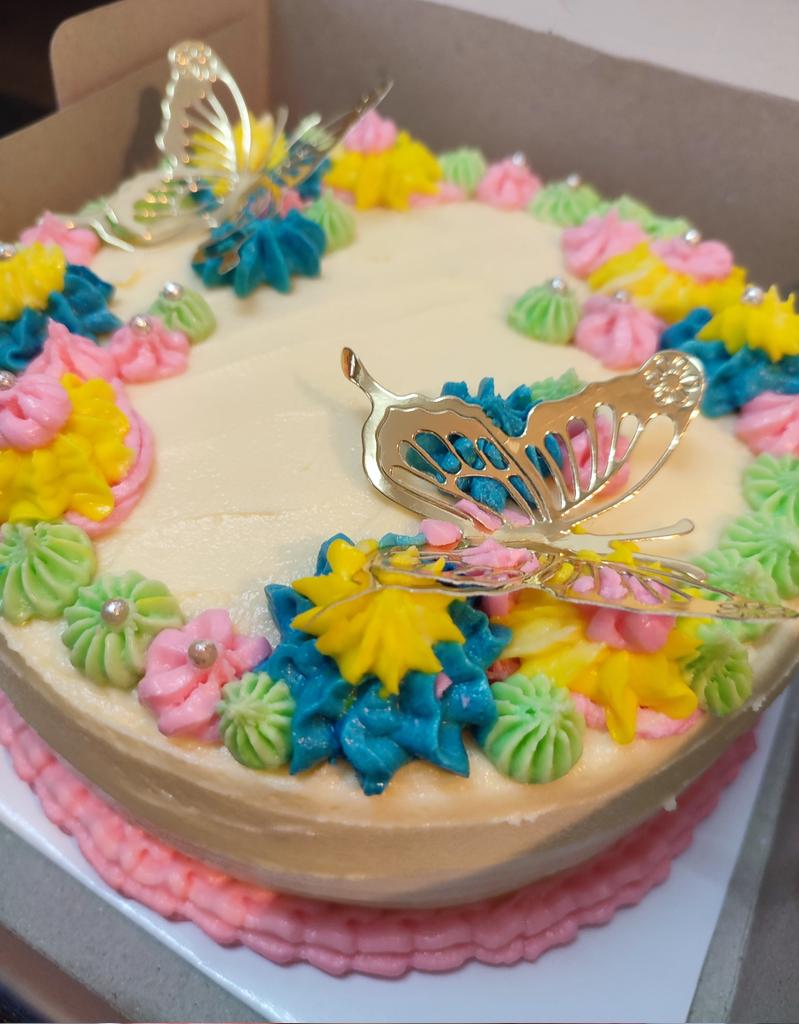 munza14's tweet photo. Baked a cake. Didn't have a shade in mind, so used all the colours I had ๐คฃ
#BakingJournalist #BakingDiaries #SelfTaughtBaker https://t.co/CuLzkC1imo