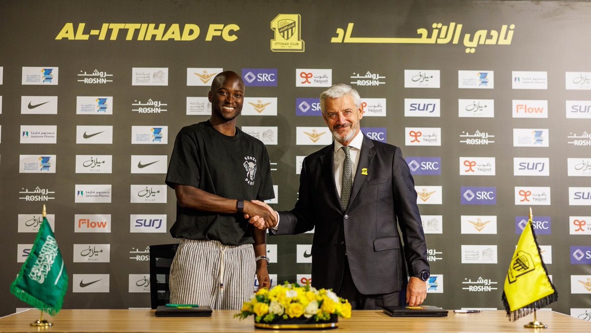 📸| من مراسم توقيع عقد اللاعب ✍️