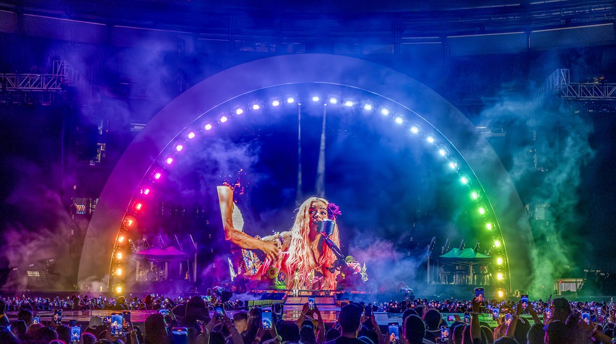 MADRID 🇪🇸 Ignacio “Iggy” Rosenberg of Lightswitch Animates Travis Shirley Set Design for Karol G with 310 @chauvetpro Color STRIKE M fixtures for the massive set

#karolg #chauvetprofessional #concertlighting #stagelightingproduction #stadiums #arenas