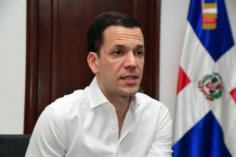 Cuando tendremos noticias del expediente de Hugo Beras en el <a href="/INTRANT_RD/">Instituto Nacional de Tránsito y Transporte</a>; RD$1,300,000,000.00 envueltos en el escándalo y el hombre hablando de autos en la radio.