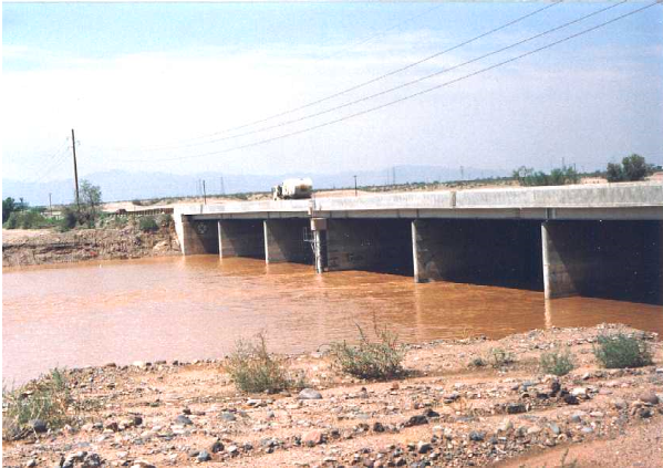 maricopaflood's tweet photo. 1990: New River saw massive flows near Glendale, estimated at 10,000 cfs. 🌊 Peoria and Glendale took the brunt of it, with street flooding up to 1.75 ft and 3 ft flow waves at 7th Ave and Union Hills. #AZHistory #FloodMemories #azwx https://t.co/apOBhtWSSt
