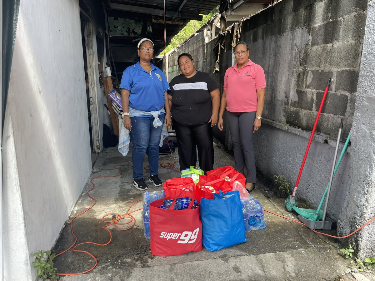 La Comisión de Salud Bucal, Maestros del Centro Parvulario y Padres de Familia, se unieron para hacer una donación de víveres a la familia afectada por el ciniestro de la noche del sábado en el sector de Marcasa corregimiento de Río Abajo. #jcra #siemprejuntoati