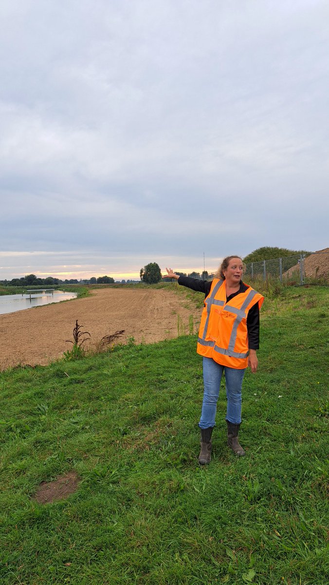 JeroenHaan1's tweet photo. Werkbezoek van #AlgemeenBestuur @HDSR_waterschap bij #Salmsteke, een deelproject van #SterkeLekdijk @HWBP_nl #dijkversterking #WerkInUitvoering Ook met oa #KaderRichtlijnWater nevengeul met zwemstrand, innovaties zoals #ProLock filterscherm tegen #piping &amp; #emissieloos materieel https://t.co/3e3UCGiH0t