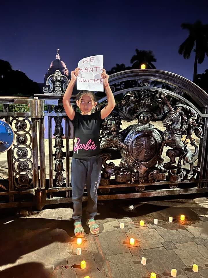Debojyoti_Jurno's tweet image. A child holding a poster of #justiceforAbhya in front of Victoria Memorial 
#JusticeForRGKar
#RGKarProtest #WeWantJustice #rgkarincident #KolkataDoctorDeathCase #KolkataProtest #WeWantJustice #RGKarMedicalCollegeHospital