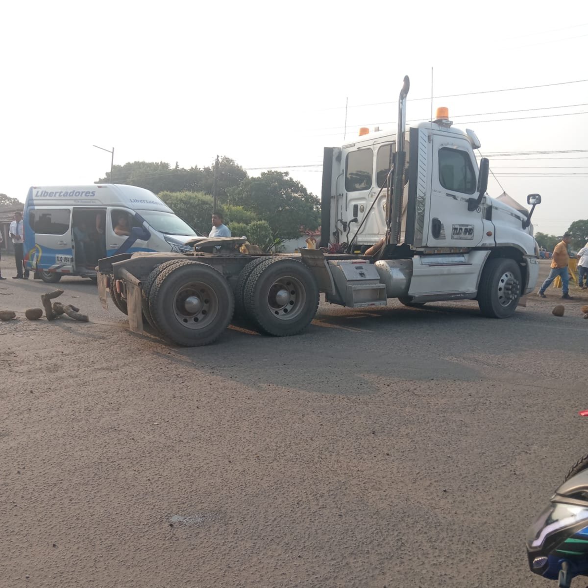 eaaayopal's tweet image. COMUNICADO A LA OPINIÓN PÚBLICA
AFECTACIONES EN EL SERVICIO DE ASEO POR PARO CAMIONERO
La Empresa de Acueducto, Alcantarillado y Aseo de Yopal E.I.C.E. E.S.P. (EAAAY) informa a la comunidad de Yopal que, debido a los cierres viales en el sector eaaay.gov.co/noticias/comun…