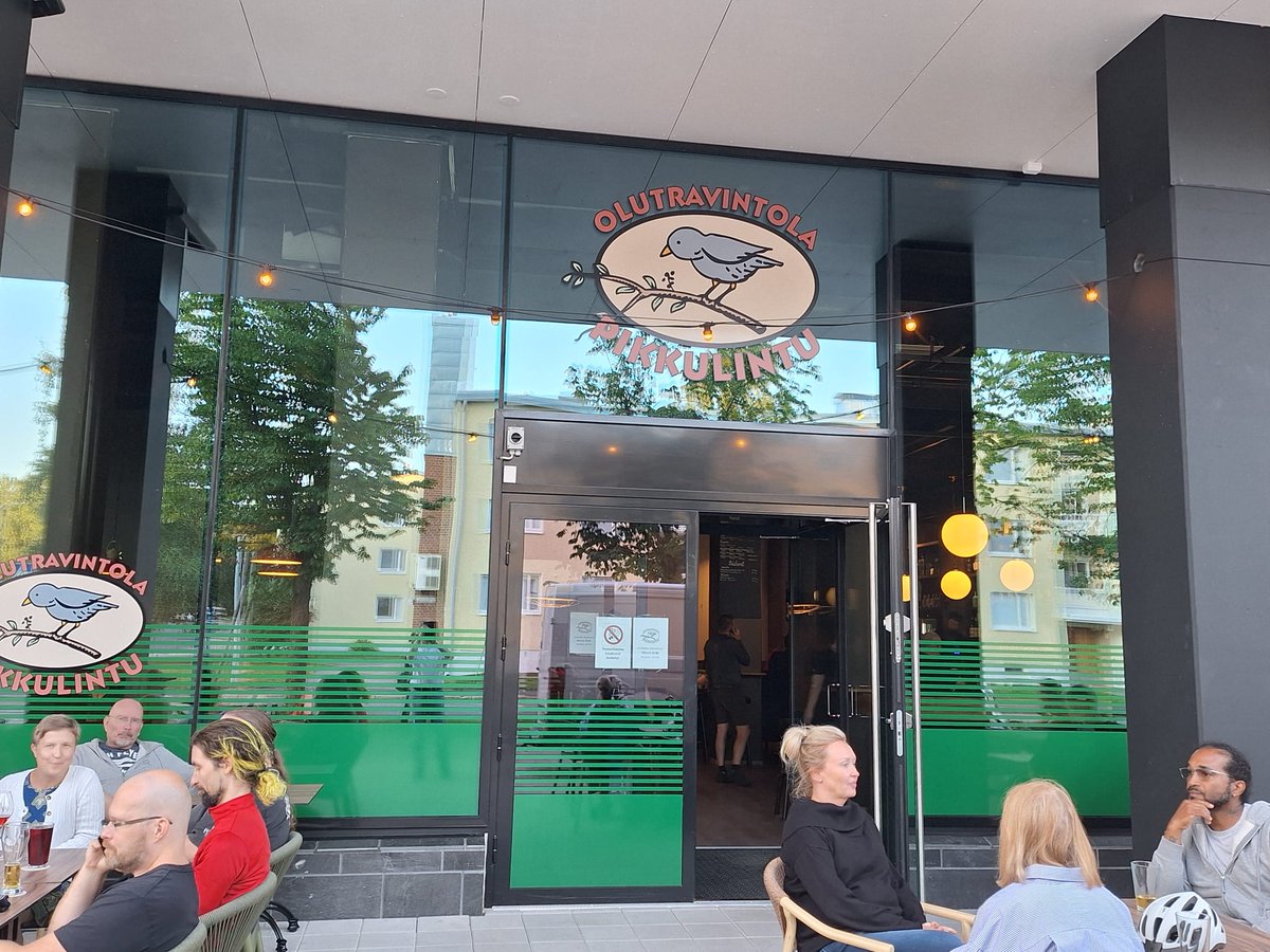 jaanakorppi's tweet image. Helsingin tunnetun olut- ja viskibaarin Pikkulinnun krouvari lupasi Puotilan ostaria purettaessa, että "avaamme klo 15, päivästä en sano mitään".   No, se päivä on tänään! Luonnollisesti on kabinetti tastingeille.  #menovinkki #supportyourlocal