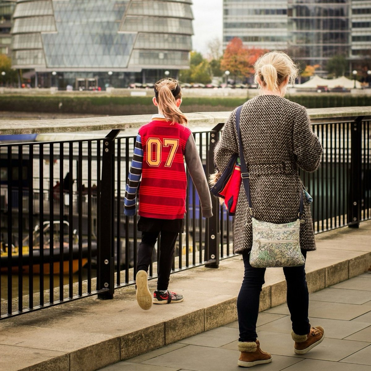 ChristinaXiao_'s tweet photo. (1/6) 🚸London’s ULEZ is changing school commutes!
Our new study shows kids aged 6-9 in ULEZ areas are 3x more likely to shift behaviours to walk, bike or take public transport to school than in non-ULEZ zones. 🚶‍♂️🚲
Discover how in our @IJBNPA  paper
https://t.co/aYob5JHFzG https://t.co/nRoJDKCOtv