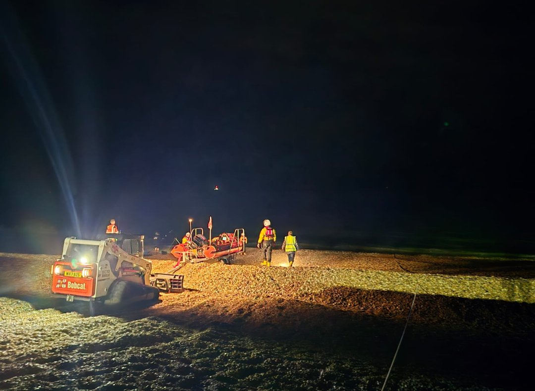 📟 Shout 117 📟
Our ILB was tasked at 9.27pm yesterday to assist partner agencies with a shoreline search for a missing person. Whilst the D class was underway, Solent Coastguard stood our crew down and the boat returned to station. #SavingLivesAtSea 
#RNLI 
📸 Daniel, LPO
