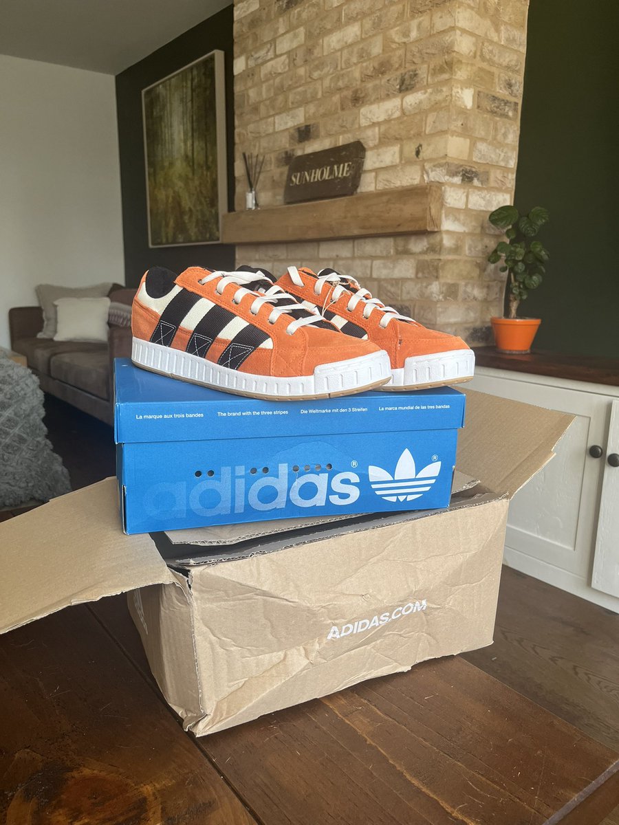 BenGathercole's tweet photo. Great trainers @adidasUK  but what on earth did they go through on the way to me @evridelivery? https://t.co/wU92Mbkb33