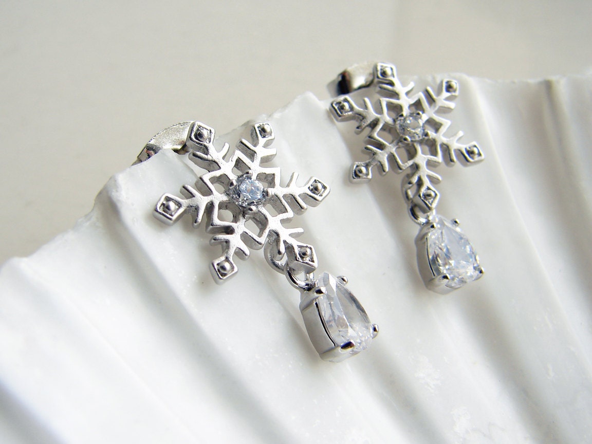 JewelryByMikako's tweet image. Snowflake Earrings ~Silver. Tiny Cubic Zirconia Teardrop Charm. Holiday Gift. Simple Modern Jewelry by PetitBlue tuppu.net/59449e77  #SilverSnowflake