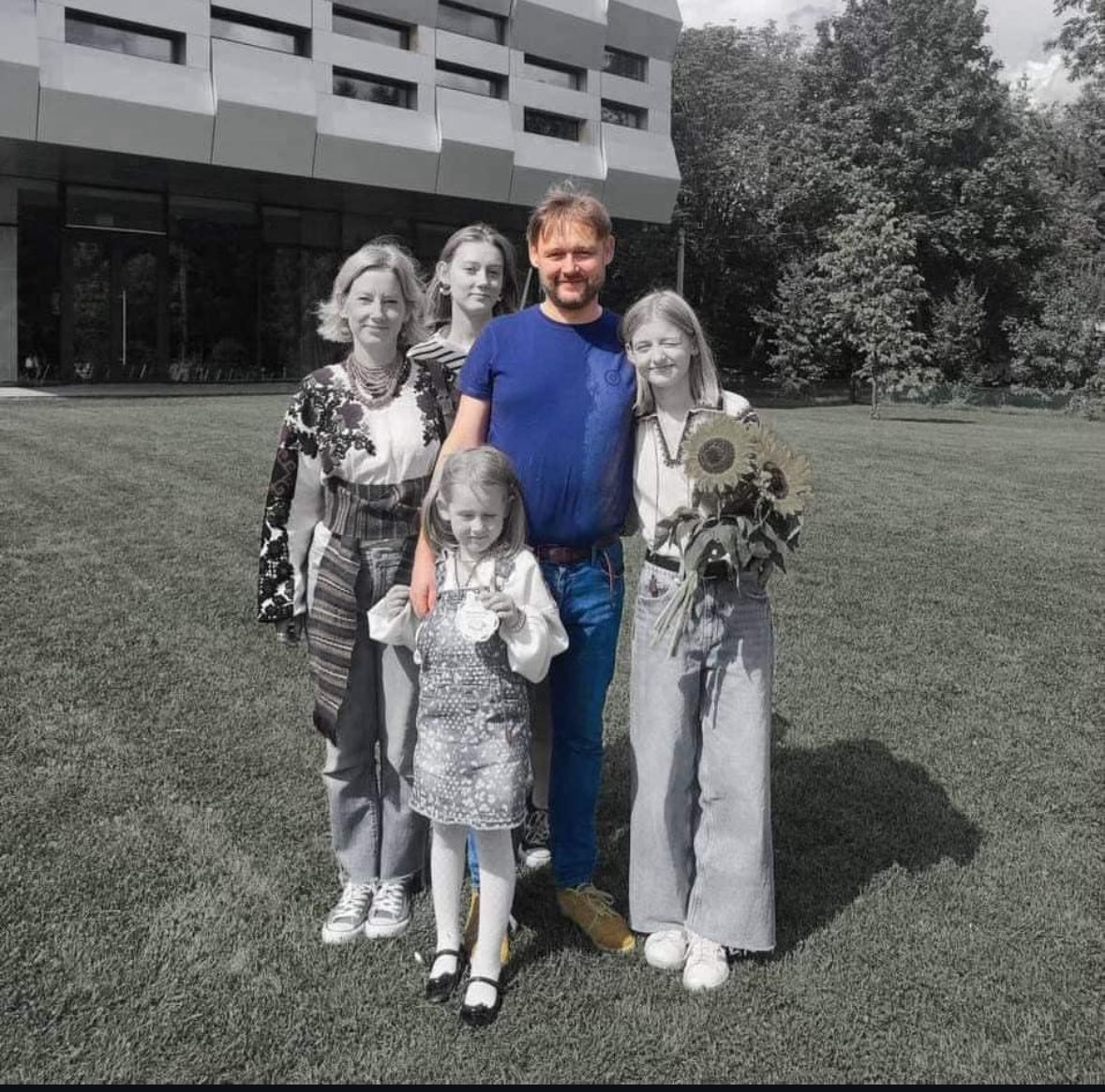 Lviv, een stad op slechts 70 km van de Poolse grens. Alleen de vader van dit gezin overleefde de terroristische aanval van de Russen die vandaag plaatsvond. 

Gaan we dan eindelijk beseffen dat ook onze vrijheid op het spel staat?