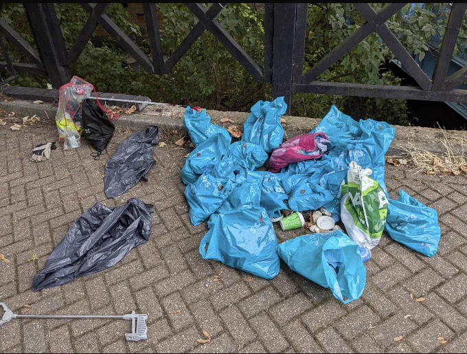 18 bags of waste retrieved today by one of our volunteers from the banks of the #RiverQuaggy on the upper #LeeHighRoad, opposite the Duke of Edinburgh pub near #LeeGreen.
There’s a clear pattern to this dumping of shopping bags stuffed with spoiled bandages, cotton wool and plasters, and take away coffee cups and lids.
This dumping has been going on for well over a year.
We removed 200+ bags from the same spot on 8/1/24.