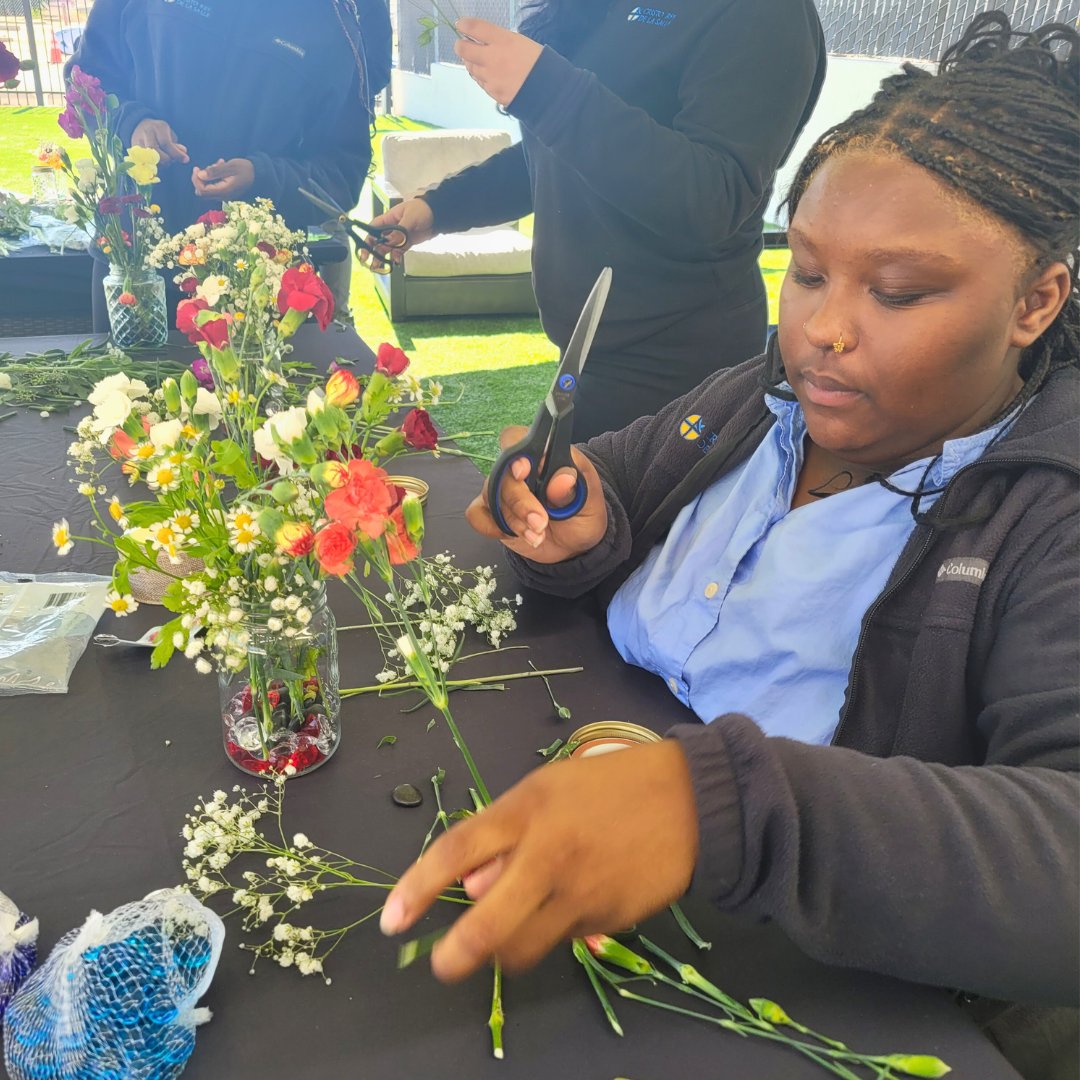 RootsEmpowers's tweet photo. Very Mindful Bouquet Making at Kickback Friday from our young florists💐!  We have another #KickbackFriday, this week! Open to ages 13-24! #Oakland

📅 Friday, September 6th  | ⏰ 3pm-5pm | 📍Armstead Hall (7830 MacArthur Blvd) https://t.co/BUNdZFkikE