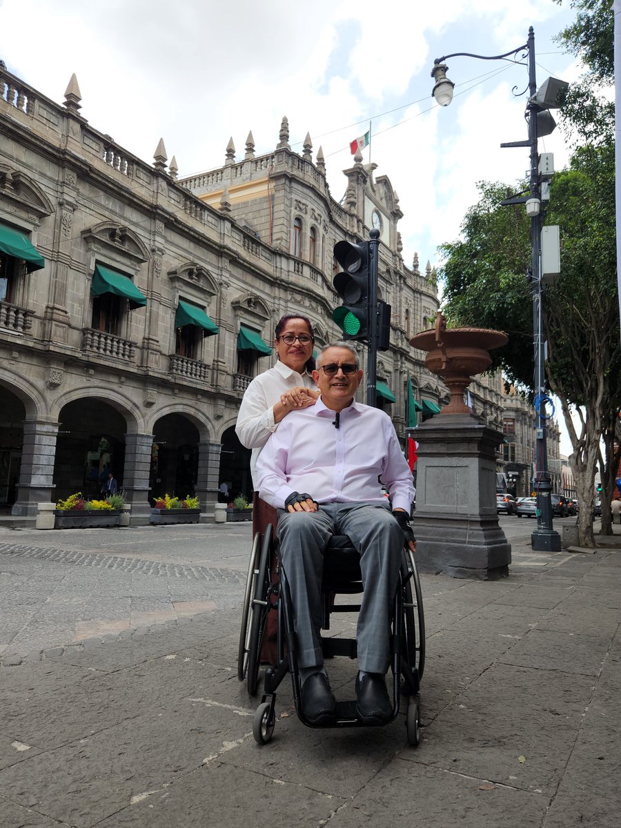 ❤️ Ofe y yo venimos a dar una vuelta al zócalo de Puebla, aprovechando nuestra semana larga de actividades.

Les envíamos un abrazo a todos