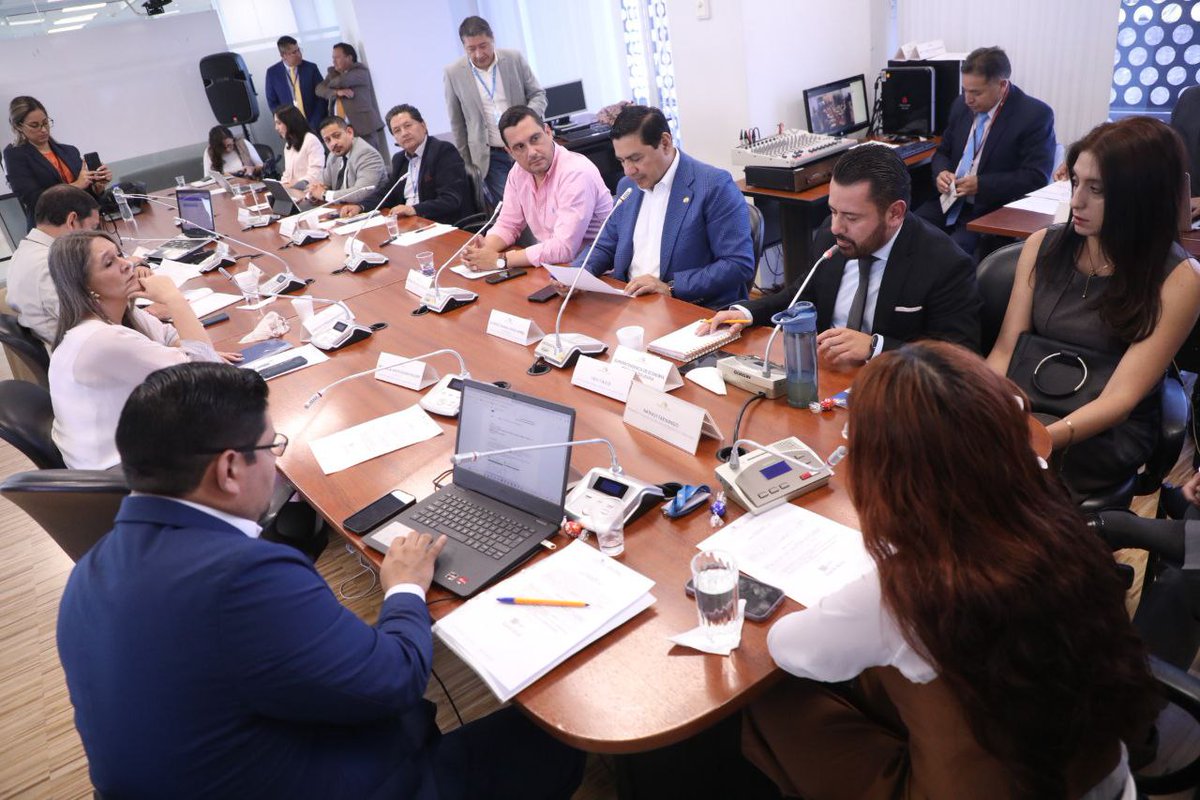 AsambleaEcuador's tweet photo. Patricio Chanaba, director de @AsomifEcuador, indica que está normado en el Código Monetario Financiero el tema de los recursos congelados. Indica que hay algunas propuestas de reforma que no se están considerando y amerita una revisión minuciosa. Afirma que la crisis que ahora atraviesa el país es comparada con la del 1.999, y en los próximos 2 años está prevista una recesión económica, sobre todo porque no se cuenta con una moneda propia. #LaNuevaAsamblea y