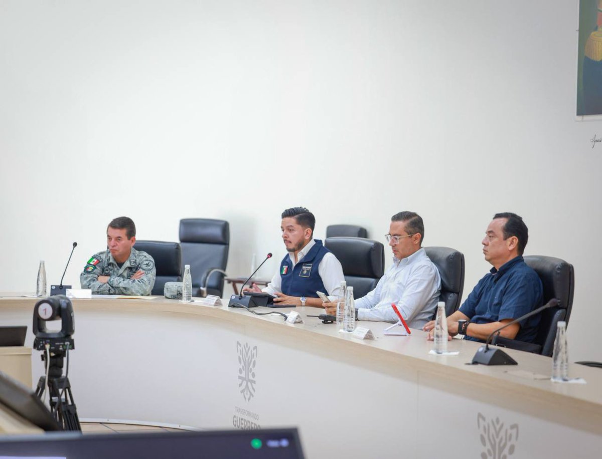 EvelynSalgadoP's tweet photo. En #Chilpancingo, presidí la sesión diaria de la Mesa de Coordinación para la Construcción de la Paz, donde coordinamos las acciones de pacificación que los tres órdenes de gobierno llevamos a cabo en toda la entidad.

Además, revisamos los últimos detalles de la Feria Integral de Servicios, que hoy llevamos a Quechultenango y Mochitlán. El trabajo #EnTerritorio es prioritario porque nos permite estar cerca de nuestra gente.