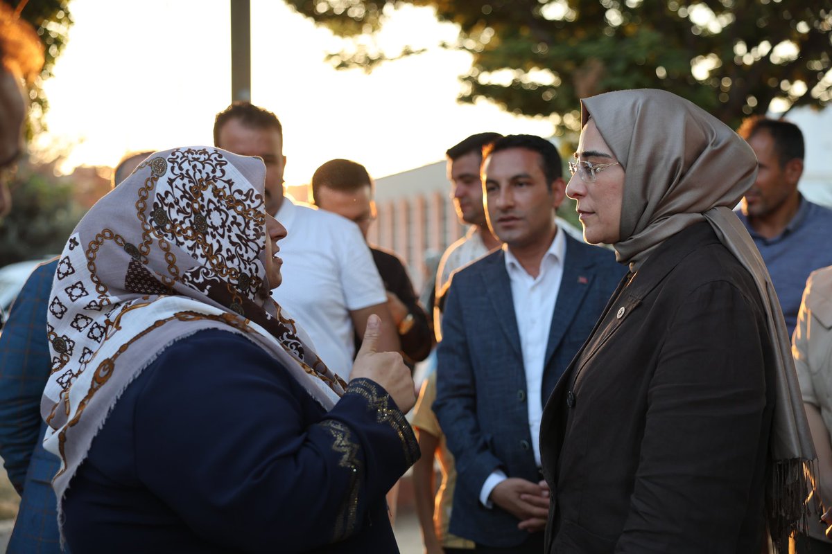Eyyübiye ilçemizde vatandaşlarımızla hasbihal edip, parkta dinlenen ağabeylerimizle sohbet eşliğinde keyifli zaman geçirdik.