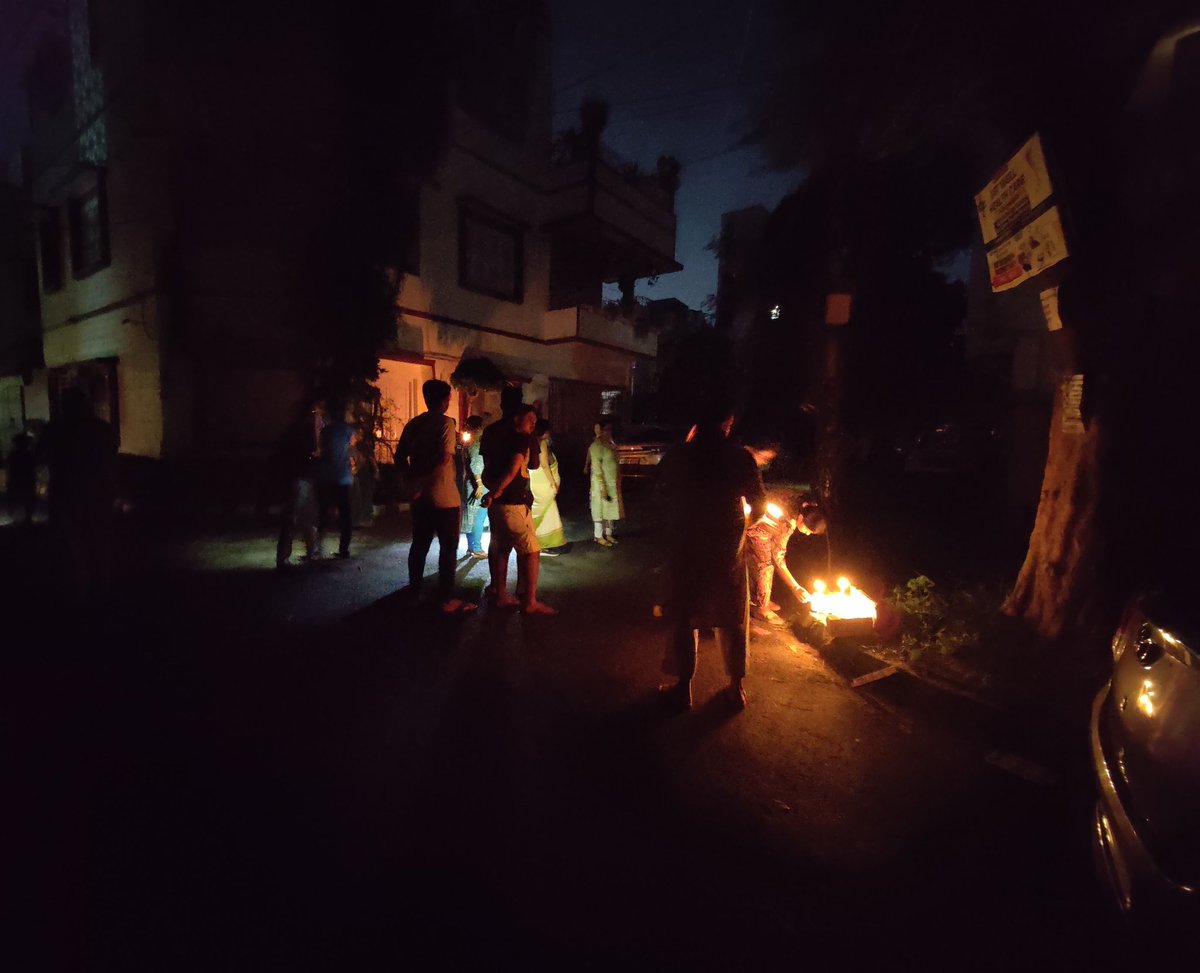 sapspeaketh's tweet photo. My neighborhood. Streetlights &amp; households lights are switched off! https://t.co/b7l35Xqeg9