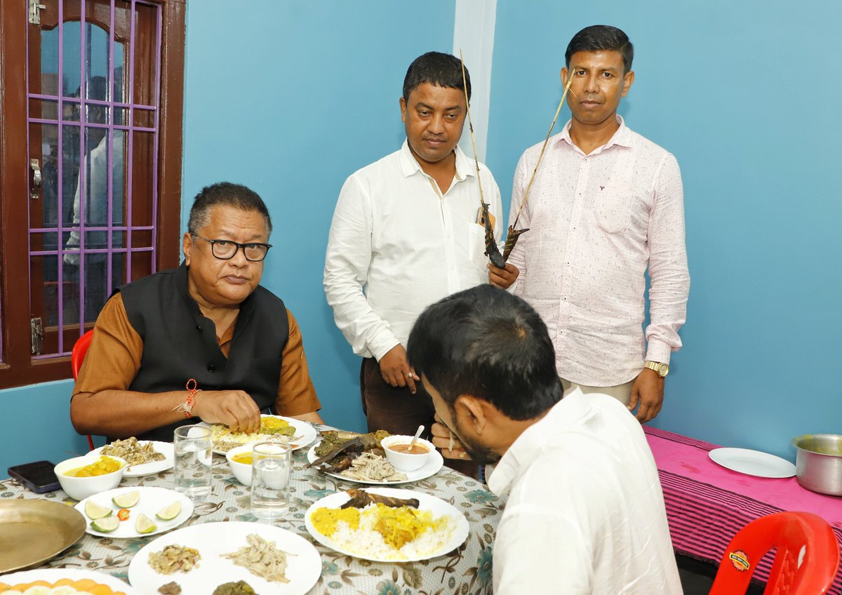 ranojpeguassam's tweet photo. আজি লখিমপুৰ জিলাৰ সন্মিলন কেন্দ্ৰত মাননীয় মুখ্যমন্ত্ৰী ড০ হিমন্ত বিশ্ব শৰ্মাৰ অধ্যক্ষতাত অনুষ্ঠিত অসম মন্ত্ৰীসভাৰ বৈঠকৰ সমাপ্তিৰ পিছত লখিমপুৰ জিলা বিজেপিৰ ১৩৫নং বুথৰ দলীয় কাৰ্যকৰ্তা শ্ৰীমতী জ্যোতি দাসৰ ঘৰত  নিশাৰ আহাৰ গ্ৰহণ কৰোঁ।

এই সময়ত সন্মানীয় দলীয় কাৰ্যকৰ্তাসকলৰ সৈতে মত বিনিময় কৰি আৰু ১৩৫নং বুথৰ কাম-কাজৰ বিষয়ে অৱগত হওঁ। এই বুথৰ আমাৰ কাৰ্যকৰ্তাসকলে গাঁওবাসীৰ উন্নয়নৰ দিশত আগবঢ়াই অহা সেৱাৰ বিষয়ে জানিব পাৰি সুখী হৈছোঁ। দিনান্তত এসাঁজ সুখৰ আহাৰেৰে আপ্যায়িত কৰাৰ বাবে শ্ৰীমতী জ্যোতি দাসলৈ ধন্যবাদ।
@himantabiswa 
@Bhabesh_KalitaR
@manabdeka 
@BJP4Assam