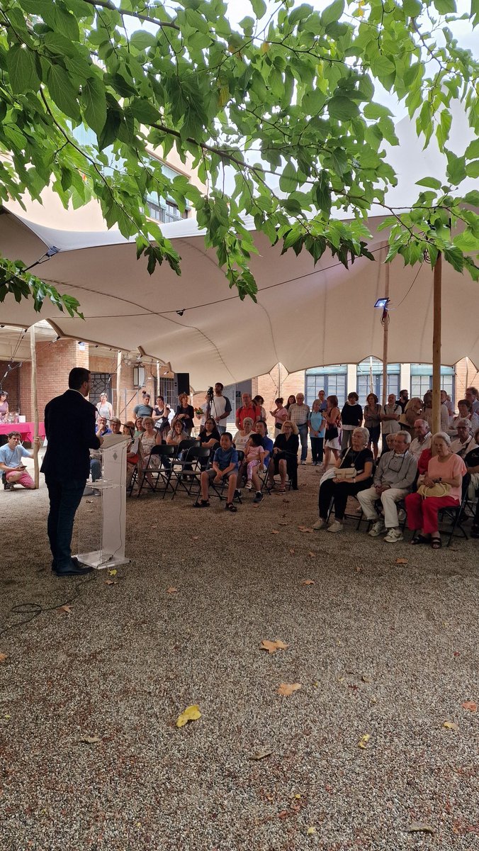🍇 Arrenca la Festa de la Verema amb una passejada a través de les seves 50 edicions #Alella #Maresme #VeremAlella

🟡 El passeig ha començat amb la inauguració de la placeta de la Verema i la descoberta de l'escultura commemorativa Molècula d'un poble de Ricar Aymar