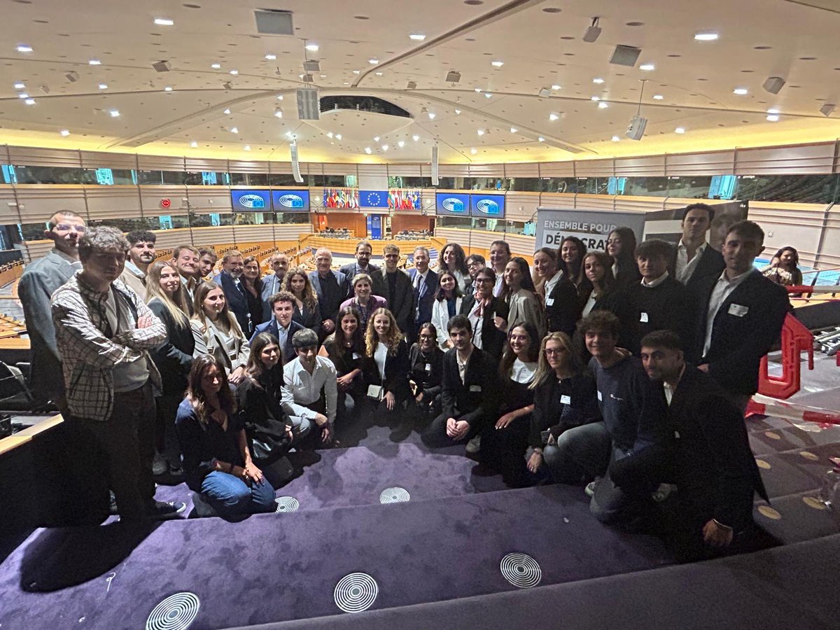È stato davvero un piacere incontrare questa mattina gli studenti universitari della Lumsa di Roma e Palermo in visita al Parlamento Europeo ⁦<a href="/UniLUMSA/">Università LUMSA</a>⁩ ⁦<a href="/Europarl_IT/">Parlamento europeo</a>⁩