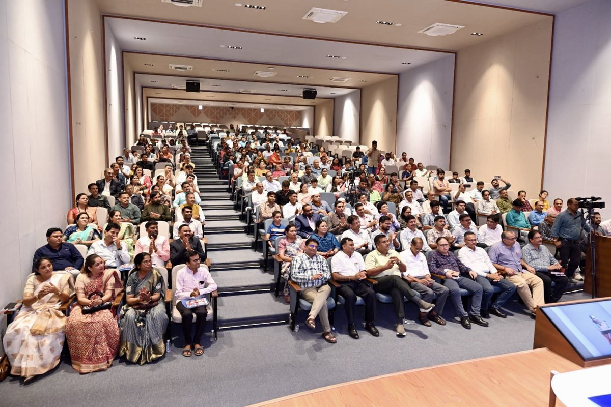 kuberdindor's tweet photo. શ્રેષ્ઠ શિક્ષક એટલે....જીવનમાં જ્ઞાન અને ગુણોનું સિંચન કરનાર અને ક્ષણે ક્ષણે નવું શીખવનાર…

શિક્ષકદિનની પૂર્વ સંધ્યાએ આજે વિદ્યા સમીક્ષા કેન્દ્ર, ગાંધીનગર ખાતે સમાજના ઉત્તમ ઘડવૈયા શ્રેષ્ઠ શિક્ષકો સાથે વિચારગોષ્ઠી તેમજ શિક્ષણ ક્ષેત્રે ઉત્કૃષ્ટ કામગીરી કરનાર રાજ્યના શિક્ષકોશ્રીઓના સન્માનમાં આયોજીત “ શ્રેષ્ઠ શિક્ષક રાજ્ય પારિતોષિક “ કાર્યક્રમમાં ઉપસ્થિત રહી સર્વે શિક્ષકોનું અભિવાદન કર્યું. 

#TeachersDay #TeachersDayGuj #Teachers 
#TeachersDay2024 #Education
