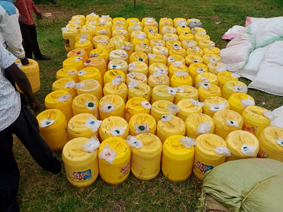 KRACorporate's tweet image. #NewsUpdate
Today evening KRA customs and border control team from  Lwakhakha Station acted on intelligence that led to the interception of Mitsubishi FRR in Bungoma
Goods intercepted:
308 Jerricans (20lts)containing suspected Ethanol
7 bundles empty sacks 
60 sacks carrier Bags…