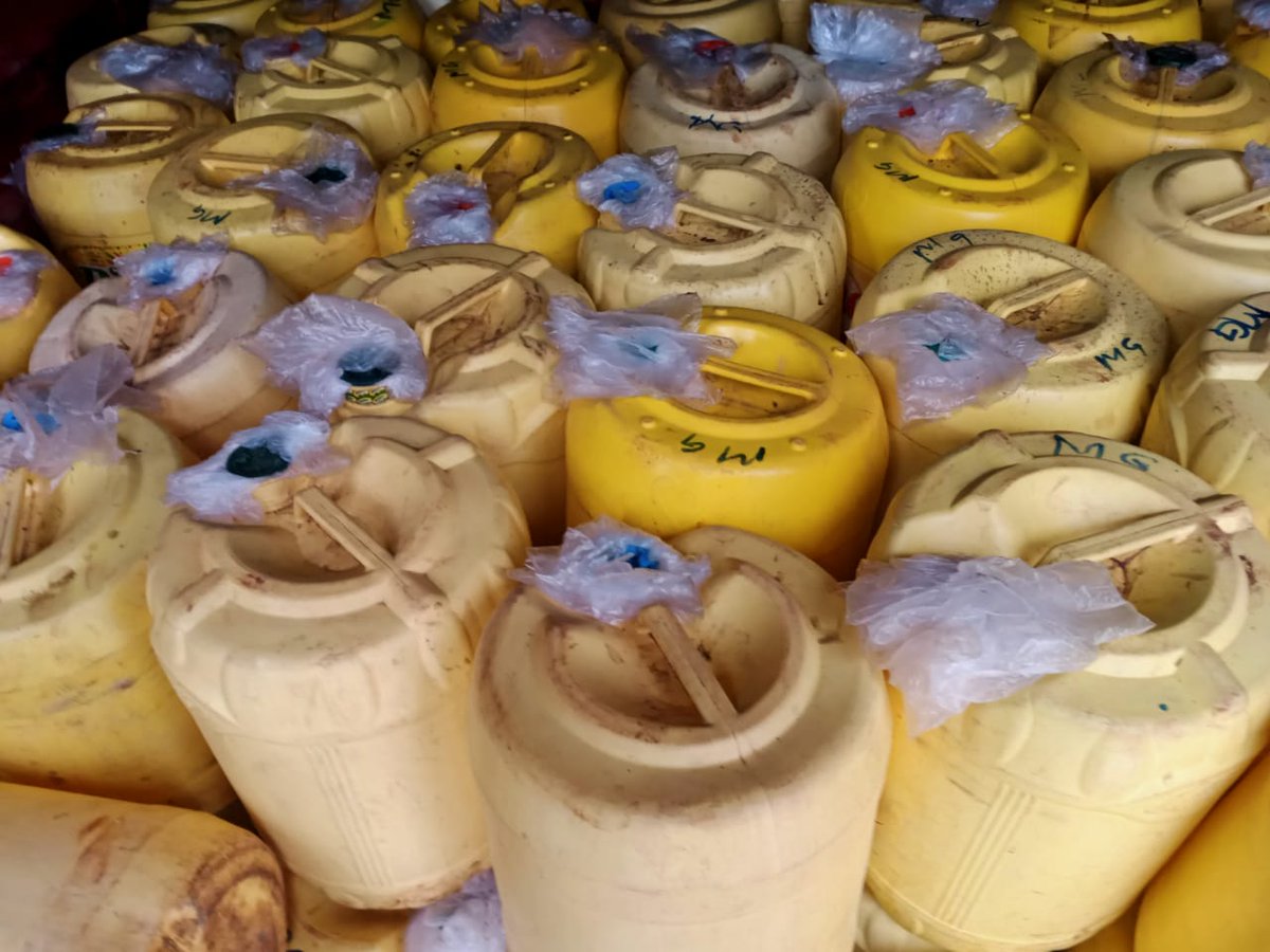 KRACorporate's tweet image. #NewsUpdate
Today evening KRA customs and border control team from  Lwakhakha Station acted on intelligence that led to the interception of Mitsubishi FRR in Bungoma
Goods intercepted:
308 Jerricans (20lts)containing suspected Ethanol
7 bundles empty sacks 
60 sacks carrier Bags…