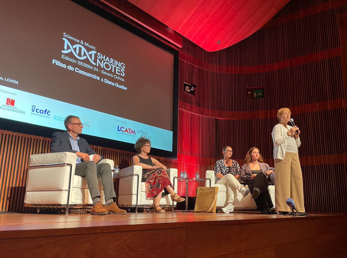 LluisMontoliu's tweet image. En la @SEBBM_es nos gusta mezclar ciencia y arte, ciencia y música. Nueva edición de #SharingNotes en #46congresoSEBBM organizado por @LCATMon e @InmaYruela con las @fillasdecassmp3 y Diana Guallar. Lleno en auditorio Fundación Abanca en A Coruña. Fundación Carmen y Severo Ochoa.
