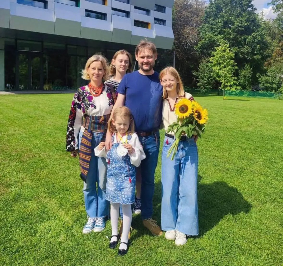 Gr1zZtv's tweet photo. I knew this day would come. 

🧵(1/??) My cousins were murdered this morning by a Russian Hypersonic Cruise missle in Lviv Ukraine.🇺🇦 

RIP Zhenya(43), Yarina(18),Dalina (21), and Mila (8). They were a beautiful Family. Yuroslav(father) was the only one to survive💔 https://t.co/juUTjSVkOR