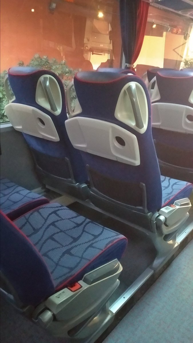 tapiporlo's tweet photo. Lo que @Alsa_autobuses vende como clase confort para viajar desde Madrid a León y lo que te encuentras al subir al autobús: sigo buscando los reposapiés, el wifi y el sistema de ocio, y las rodillas pegando contra el respaldo delantero todo el camino por la escasez de espacio https://t.co/VBGMaL0BP6