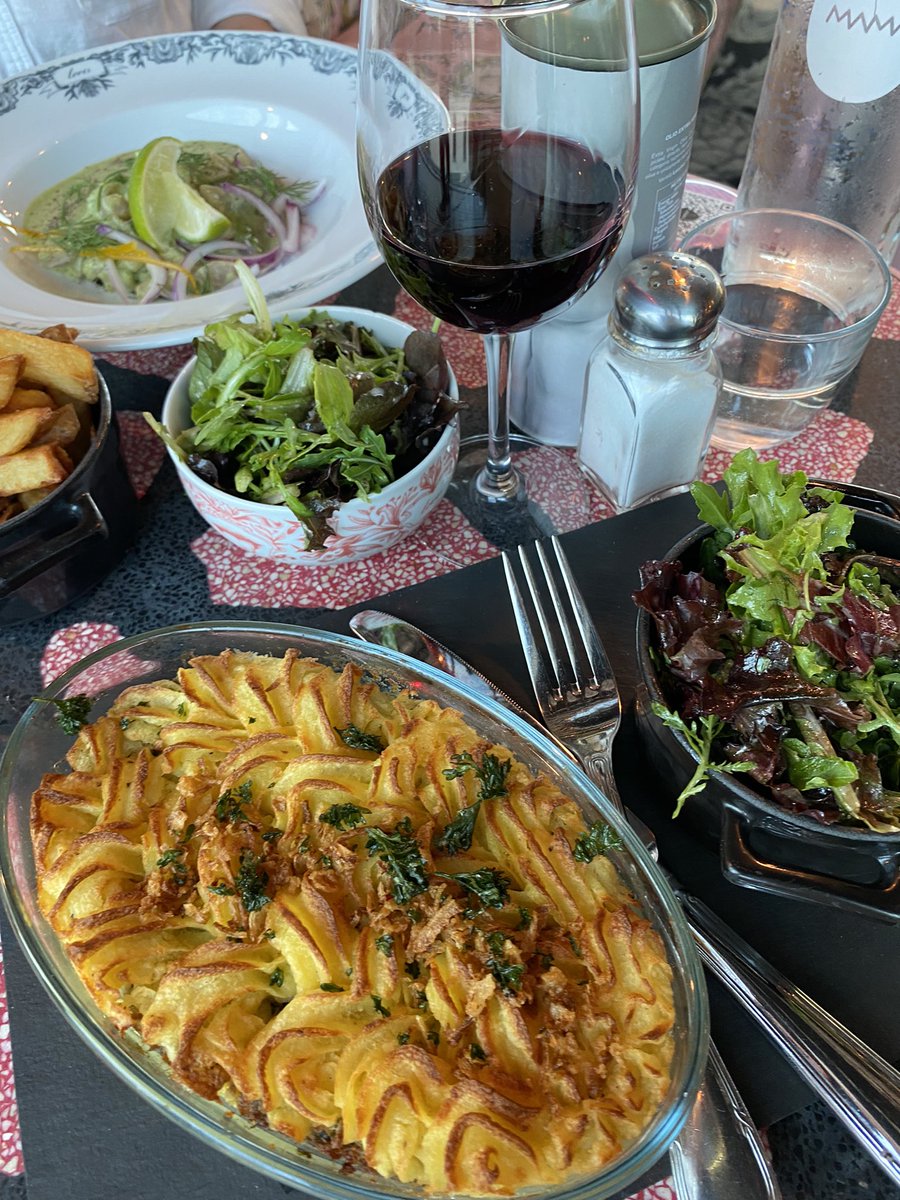BEATRIBU35's tweet photo. Bon appétit toussss ! Ici dîner la Mama #MamaShelter https://t.co/50iChJ1K5j