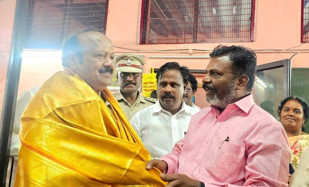 சிதம்பரத்தில் மாண்புமிகு உழவர் நலன் மற்றும் வேளாண்மை துறை அமைச்சர் அண்ணன் எம்.ஆர்.கே.பன்னீர்ச்செல்வம் அவர்களை இன்று சந்தித்தேன்.