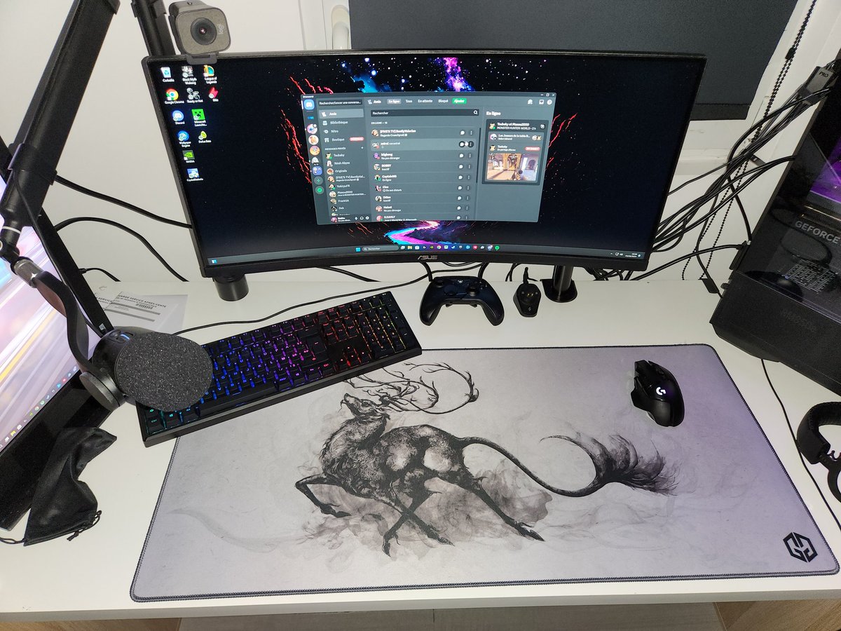 nekhottv's tweet photo. Eh les nouveaux tapis @DesignedbyGG incroyable, meilleur setup 2024 je veux rien savoir (jugez pas le câble management jvous vois venir) https://t.co/5HYAQHtZ8n