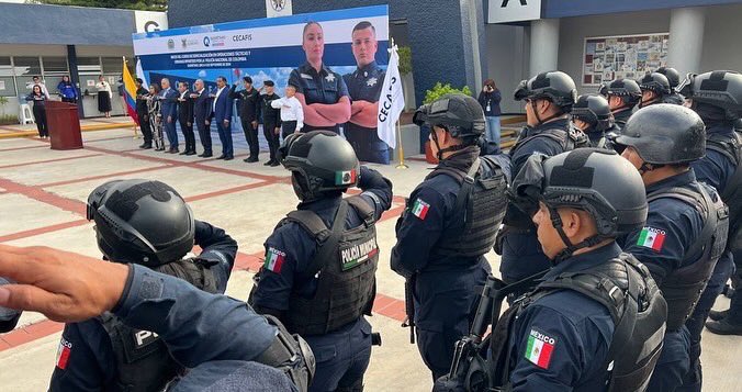 Dr_JuanMartinGT's tweet photo. En las instalaciones del #CECAFIS inicia el Curso en Operaciones Tácticas y Urbana, que por 45 días impartirá la @PoliciaColombia a 34 policías, pertenecientes a grupos especiales @cespq_qro @SSPMQueretaro @SSPMCORREGIDORA y @SSPMSJRQ 
Para formar más y mejores policías. https://t.co/xrpvObgVio