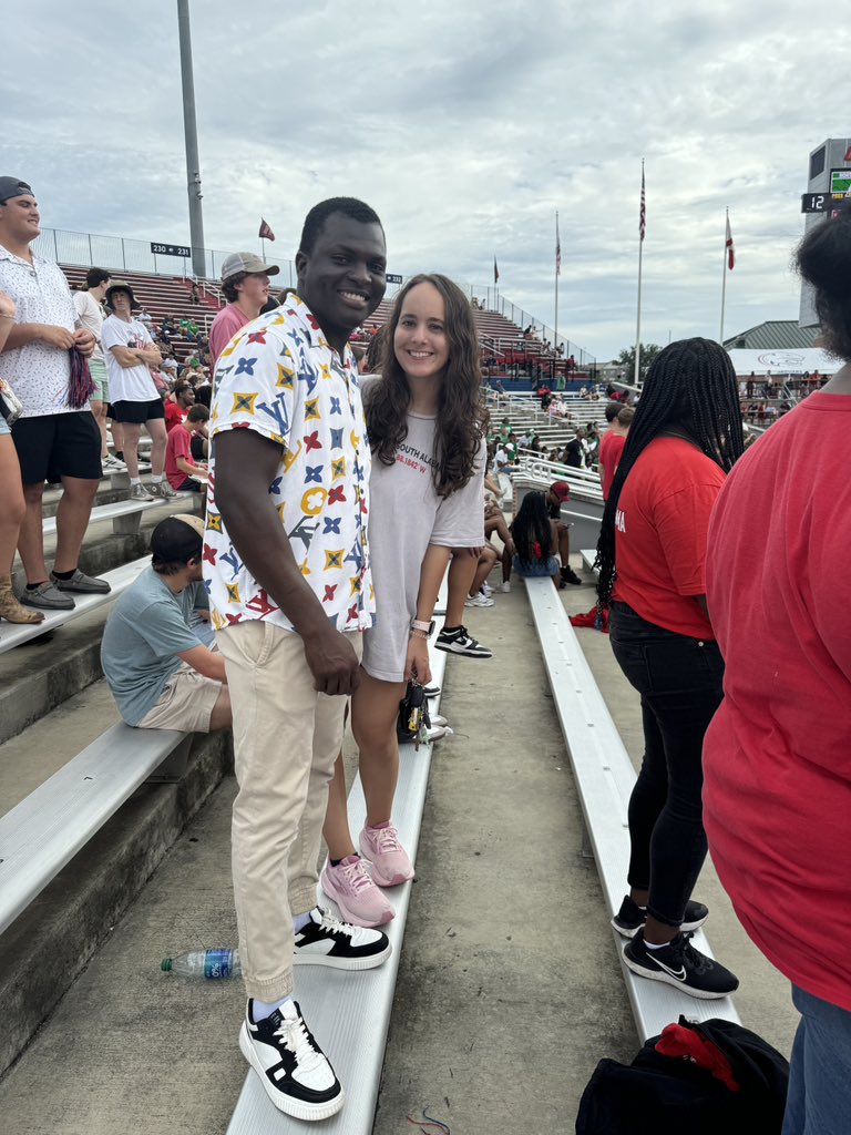 Shea Lab representing at the first football game 😎 @Oluwagbenro_O  <a href="/AShea_Lab/">Allyson Shea 🔬</a>