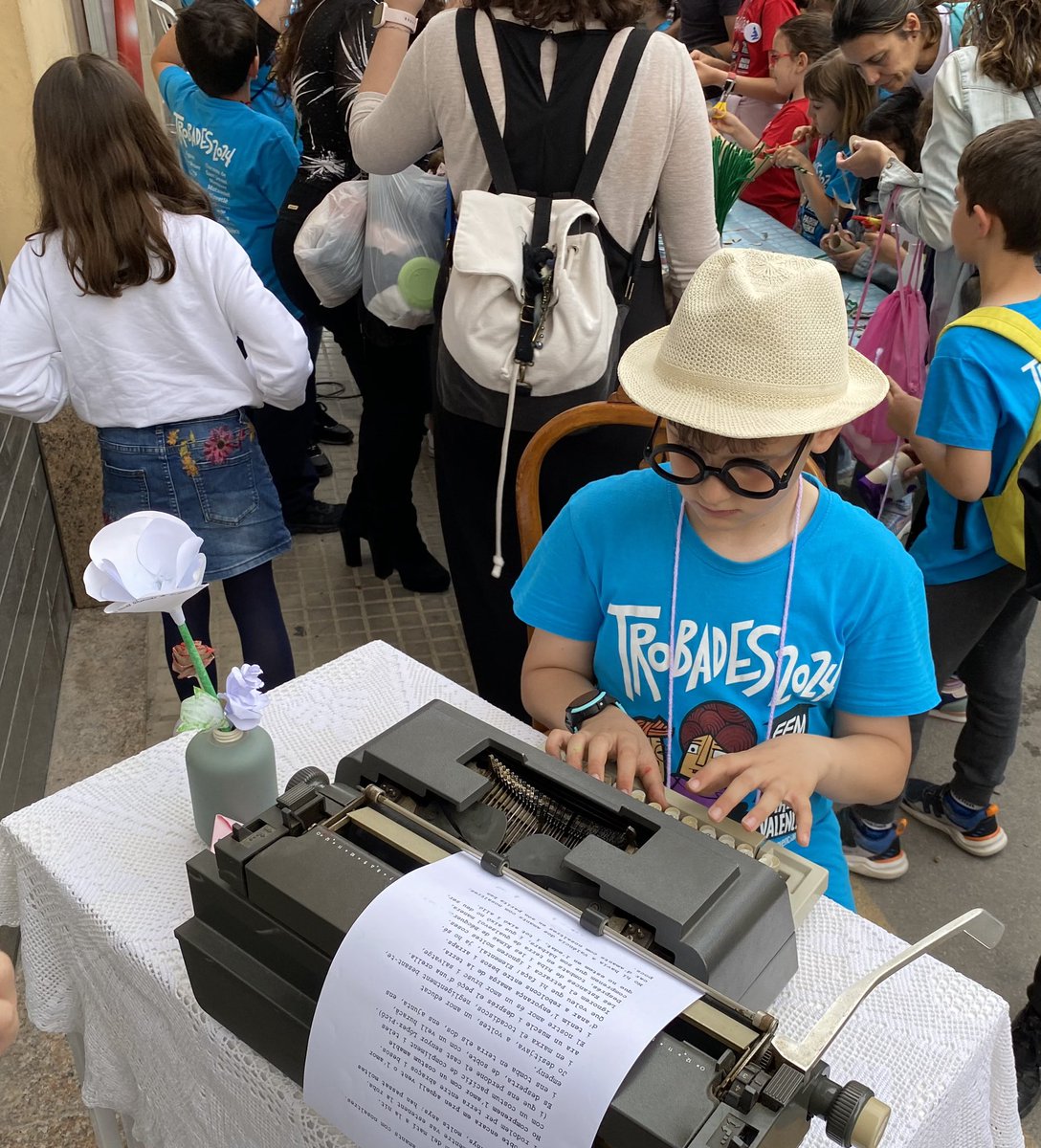 Avui Estellés hauria fet 100 anys. El seu llegat està, també, a tots els pobles i racons que el llegeixen, el canten, pengen banderes als balcons amb els seus poemes o es posen el seu barret i les seves ulleres.