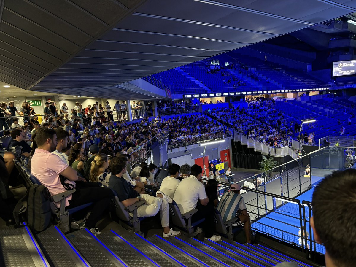 Pista central vacía, y gente sin poder sentarse en la pista 2. Por qué no pasar el último partido de la jornada a la pista central para que lo pueda ver la gente que ha pagado una entrada? Mucho que mejorar… <a href="/premierpadel/">Premier Padel</a> 🤦🤦🤦